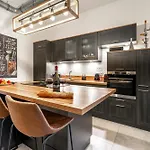 Beautiful Design 2 Bedroom Loft Apartment *