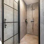 Beautiful Design 2 Bedroom Loft Apartment *
