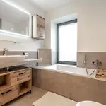 Beautiful Design 2 Bedroom Loft Apartment *