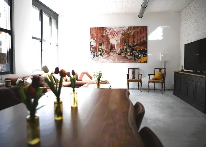 Beautiful Design 2 Bedroom Loft Apartment