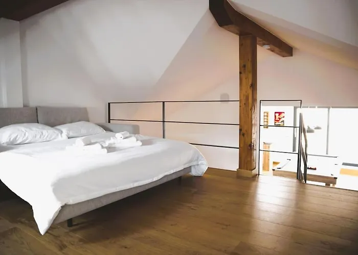 Beautiful Design 2 Bedroom Loft *