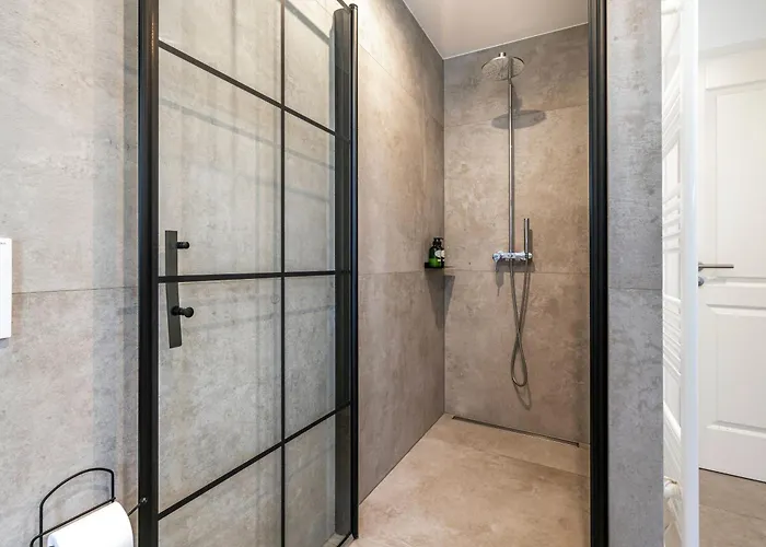 Beautiful Design 2 Bedroom Loft Apartment *